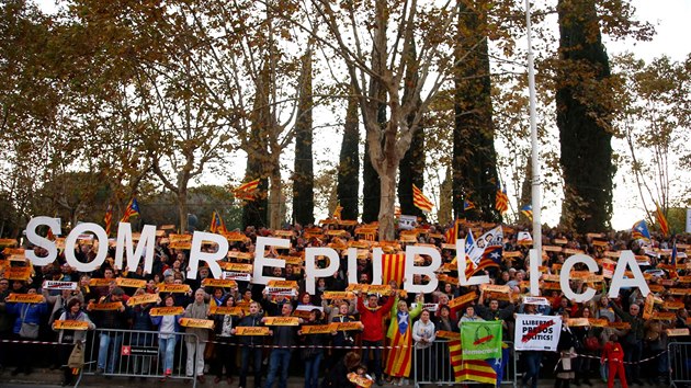 Statisce lid demonstruj v Barcelon za proputn osmi separatistickch katalnskch politik. (11. listopadu 2017)