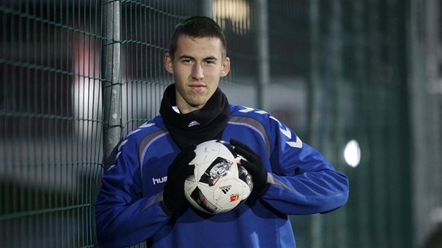 Fotbalov stoper Pavel Mikuka na konci ledna oslav teprve sedmnct narozeniny, pesto u pat mezi stabiln hre starho dorostu FC Vysoina.