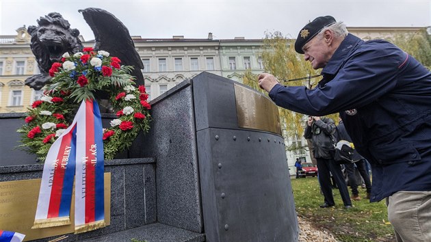 Slavnostn odhalen pamtn desky se jmny eskch letc RAF na pamtnku Okdlenho lva na praskm Klrov na Mal Stran. (13. listopadu 2017)