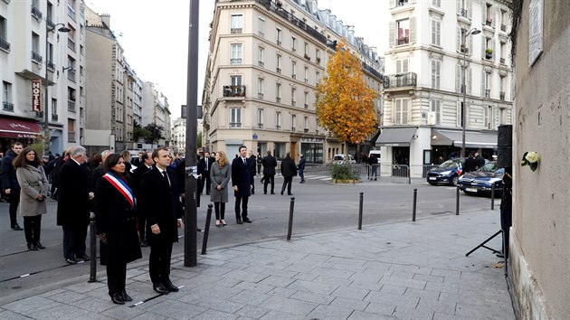 Francouzsk prezident Emmanuel Macron a pask starostka Anne Hidalgov uctvaj pamtku obt ped pamtn deskou u baru Le Carillon a restaurace Le Petit Cambodge, kde atenttnci zastelili 15 lid.