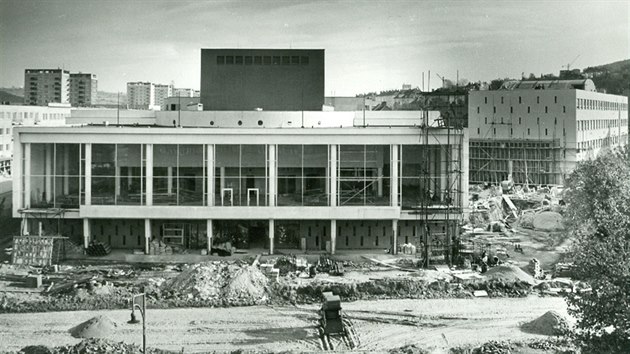 Budova dnenho Mstskho divadla se zaala stavt v roce 1960, hotovo bylo o sedm let pozdji.