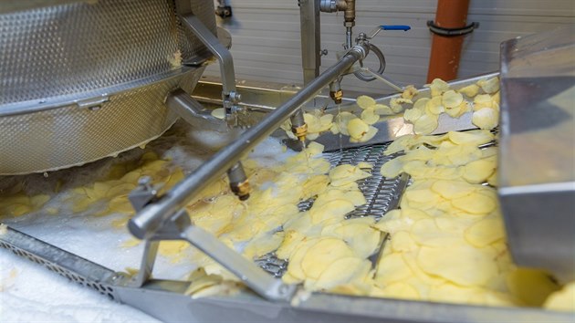 Zsadn rozdl oproti vrob chips je ten, e brambory se ped vrobou brambrk nezbavuj cukr a krob, pouze se proplachuj vodou.