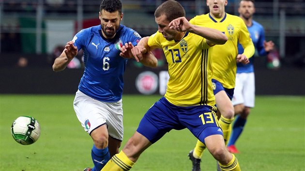 Italsk fotbalista  Antonio Candreva (vlevo) v souboji se vdem.Jakobem Johanssonem.