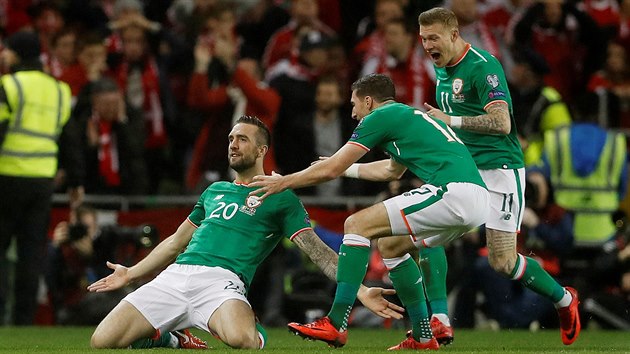 Irsk fotbalista Shane Duffy (vlevo) se raduje se spoluhri z glu v zpase s Dnskem.