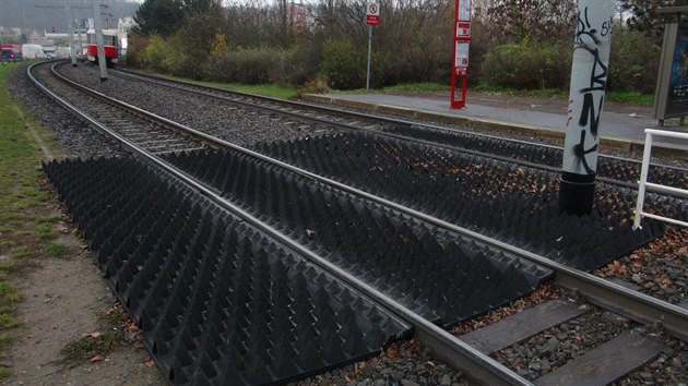 Na tramvajov zastvce v Branku dopravn podnik testuje zbrany v kolejiti (10.11.2017)