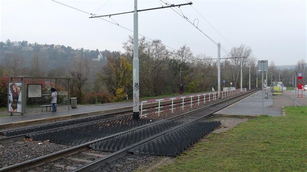 Na tramvajov zastvce v Branku dopravn podnik testuje zbrany v kolejiti (10.11.2017)