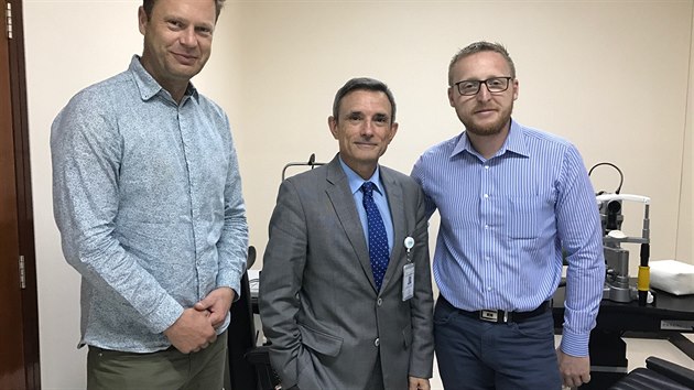 Jednatel firmy Pavel Bene, doktor Patricio Lorenzo (vedouc on kliniky v Dubai Hospital) a Martin Bucha z Photothera Labs. (10. 11. 2017)