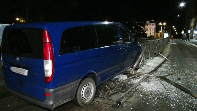 Opil idi vjel do sklennho hrazen tramvajov zastvky. (13.11.2017)