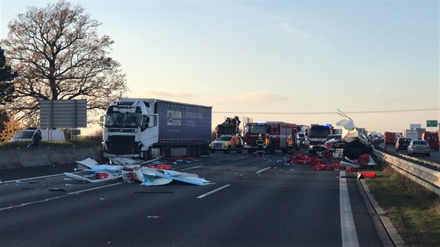 Nehoda t vozidel blokuje provoz na 4. kilometru dlnice D1 ve smru na Brno. (14.11.2017)