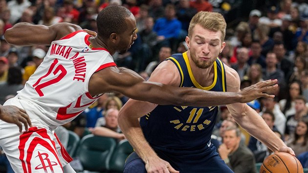 Luc Mbah a Moute (vlevo) z Houstonu tla na Domantase Sabonise z Indiany.