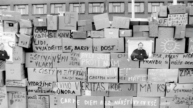 Hladov ze z krabic v Hradci Krlov v prosinci 1989.