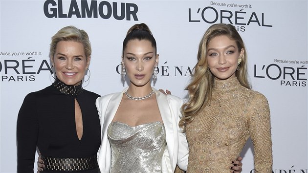 Yolanda Fosterov a jej dcery Bella a Gigi Hadidovy na Glamour Women of the Year Awards (New York, 13. listopadu 2017)