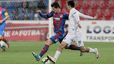 Plzeňský záložník Václav Pilař (vlevo) a středopolař Slovácka Jan Navrátil. Plzeňský záložník Václav Pilař (vlevo) a středopolař Slovácka Jan Navrátil.