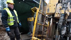 Průzkum možných nalezišť kobaltu a mědi u Kraslic. Vrtná souprava v akci. Průzkum možných nalezišť kobaltu a mědi u Kraslic. Vrtná souprava v akci.