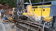 Průzkum možných nalezišť kobaltu a mědi u Kraslic. Vrtná souprava v akci. Průzkum možných nalezišť kobaltu a mědi u Kraslic. Vrtná souprava v akci.