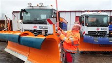 Technici připravují na sezonu nové sypače Mercedes Arocs v centrále společnosti... Technici připravují na sezonu nové sypače Mercedes Arocs v centrále společnosti...
