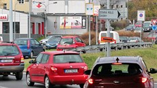 V době dopravní špičky se tvoří kolony v Karlových Varech jak na kruhovém... V době dopravní špičky se tvoří kolony v Karlových Varech jak na kruhovém...