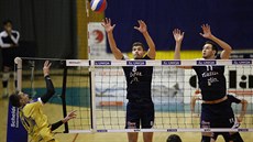 Zlínští Peter Barták (uprostřed) a Vojtěch Navláčil (vpravo) blokují míč... Zlínští Peter Barták (uprostřed) a Vojtěch Navláčil (vpravo) blokují míč...