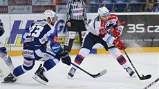 Pardubický Martin Kaut (vpravo) se pokouší obejít Tomáše Svobodu z Komety. Pardubický Martin Kaut (vpravo) se pokouší obejít Tomáše Svobodu z Komety.