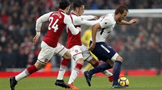 VE DVOU SE TO LÉPE TÁHNE. Fotbalisté Arsenalu Mesut Özil (uprosted) a Hector...