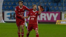 JÓ, JE TO TAM! Tomá Miola z Baníku Ostrava (vpravo) slaví gól proti Liberci...