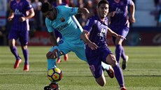 Luis Suarez z Barcelony (vlevo) a Joseba Zaldua z Leganés v utkání španělské... Luis Suarez z Barcelony (vlevo) a Joseba Zaldua z Leganés v utkání španělské...