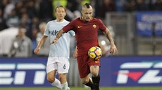 Radia Nainggolan z AS Řím (v popředí) zpracovává míč během utkání italské ligy... Radia Nainggolan z AS Řím (v popředí) zpracovává míč během utkání italské ligy...