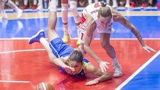 Královehradecká rozehrávačka Kateřina Bartoňová (vpravo) v drsném souboji s... Královehradecká rozehrávačka Kateřina Bartoňová (vpravo) v drsném souboji s...
