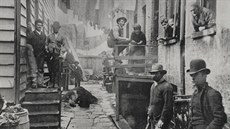 Všechno pěkně drsní hoši. Newyorský slum Bandit´s Roost na fotce Jacoba Riise z... Všechno pěkně drsní hoši. Newyorský slum Bandit´s Roost na fotce Jacoba Riise z...