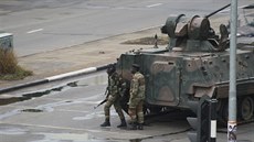 Zimbabwská armáda v centru hlavního města Harare zablokovala přístup do... Zimbabwská armáda v centru hlavního města Harare zablokovala přístup do...