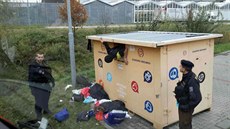 Muž přespal v kontejneru na oblečení, pak se z něj nemohl dostat. Muž přespal v kontejneru na oblečení, pak se z něj nemohl dostat.