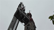 Kříž visel dolů a hrozilo, že se úplně ulomí. Kříž visel dolů a hrozilo, že se úplně ulomí.