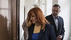 Obžalovanou Nečasovou k soudu jako obvykle doprovodil manžel a expremiér Petr... Obžalovanou Nečasovou k soudu jako obvykle doprovodil manžel a expremiér Petr...