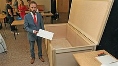 Primátor Ostravy Tomáš Macura jako první vložil do truhly poselství lidem z... Primátor Ostravy Tomáš Macura jako první vložil do truhly poselství lidem z...
