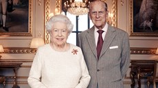 Královna Albta II. a princ Philip na portrétu z listopadu 2017 k jejich 70....