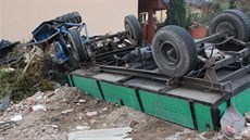 Traktorista nezvládl v Teticích na Brnnsku stroj pln naloený stavební sutí....
