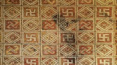 ímská mozaika s geometrickými motivy, ve kterých dominuje svastika, dávný...