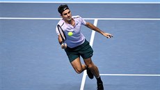 POD TLAKEM. Roger Federer v semifinále Turnaje mistr v Londýn.