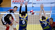 Petr Michálek z Českých Budějovic útočí přes ústecký dvojblok Vítězslav... Petr Michálek z Českých Budějovic útočí přes ústecký dvojblok Vítězslav...