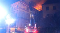 Hasiči bojovali s požárem střechy zchátralého zámku v Plané. (11. listopadu... Hasiči bojovali s požárem střechy zchátralého zámku v Plané. (11. listopadu...