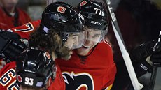 Jaromír Jágr (vlevo) z Calgary se raduje se spoluhráčem Markem Jankowským z... Jaromír Jágr (vlevo) z Calgary se raduje se spoluhráčem Markem Jankowským z...