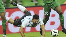 Argentinský fotbalový útočník Sergio Agüero v zápase s Nigérií. Argentinský fotbalový útočník Sergio Agüero v zápase s Nigérií.