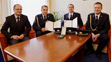 Starosta Českého Těšína Vít Slováček přivítal hasiče Václava Cieslara a... Starosta Českého Těšína Vít Slováček přivítal hasiče Václava Cieslara a...