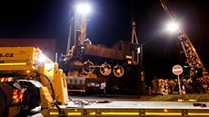 V Prostějově stěhovali v úterý večer unikátní parní lokomotivu, která stála... V Prostějově stěhovali v úterý večer unikátní parní lokomotivu, která stála...