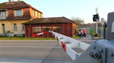 Kamion uvěznily na přejezdu v Bludově závory. Srážce s přijíždějícím vlakem... Kamion uvěznily na přejezdu v Bludově závory. Srážce s přijíždějícím vlakem...