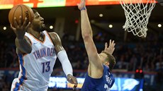 Paul George (vlevo) z Oklahoma City zakončuje kolem Blakea Griffina z LA... Paul George (vlevo) z Oklahoma City zakončuje kolem Blakea Griffina z LA...