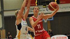 Česká basketbalistka Kateřina Elhotová (vlevo) zakončuje proti Německu přes... Česká basketbalistka Kateřina Elhotová (vlevo) zakončuje proti Německu přes...
