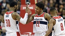 Mike Scott, Kelly Oubre Jr. a Tim Frazier (zleva) oslavují úspěšnou akci... Mike Scott, Kelly Oubre Jr. a Tim Frazier (zleva) oslavují úspěšnou akci...