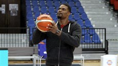 Calvin Godfrey si zkouší koše v Nymburce. Calvin Godfrey si zkouší koše v Nymburce.