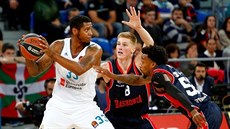 Trey Thompkins (vlevo) z Realu Madrid pod tlakem Rinaldse Malmanise (8) a... Trey Thompkins (vlevo) z Realu Madrid pod tlakem Rinaldse Malmanise (8) a...